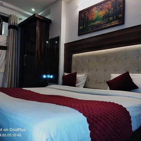 Hotel Janvi Palace Дели Экстерьер фото