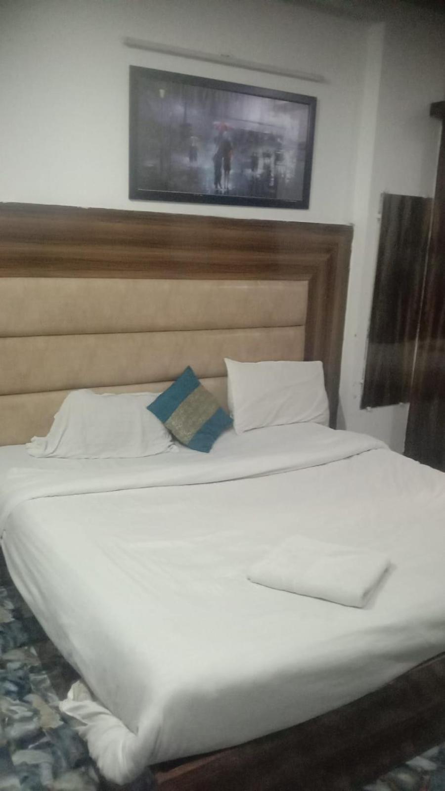 Hotel Janvi Palace Дели Экстерьер фото