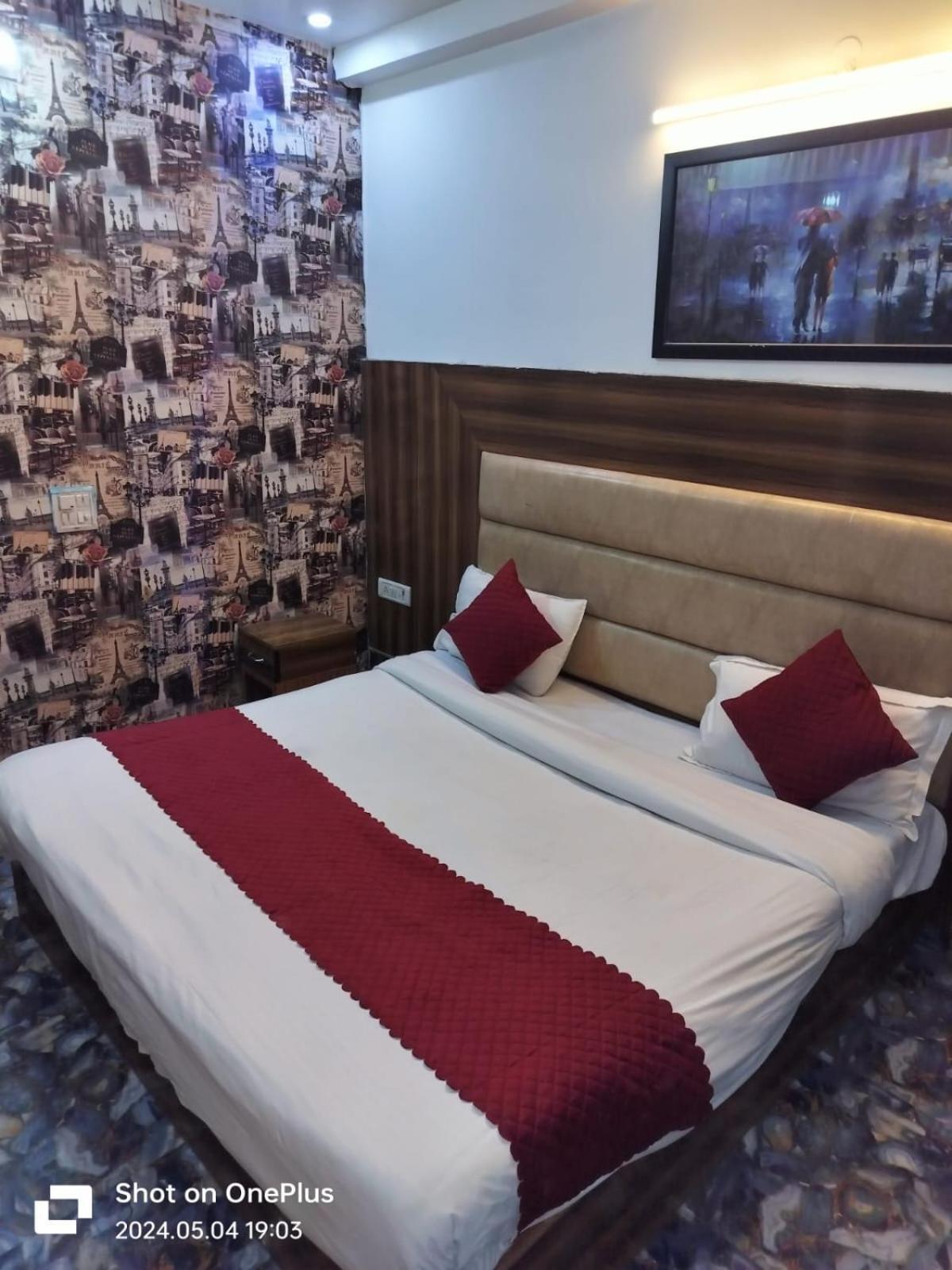 Hotel Janvi Palace Дели Экстерьер фото