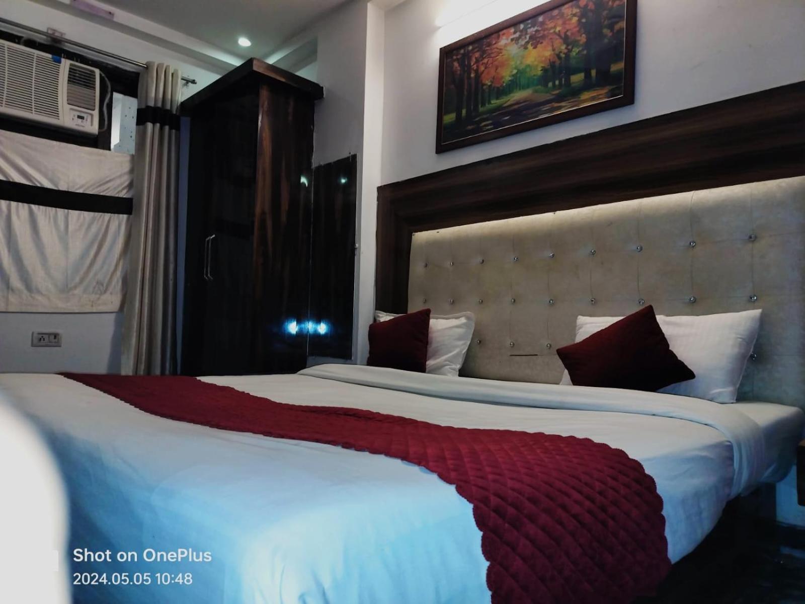 Hotel Janvi Palace Дели Экстерьер фото