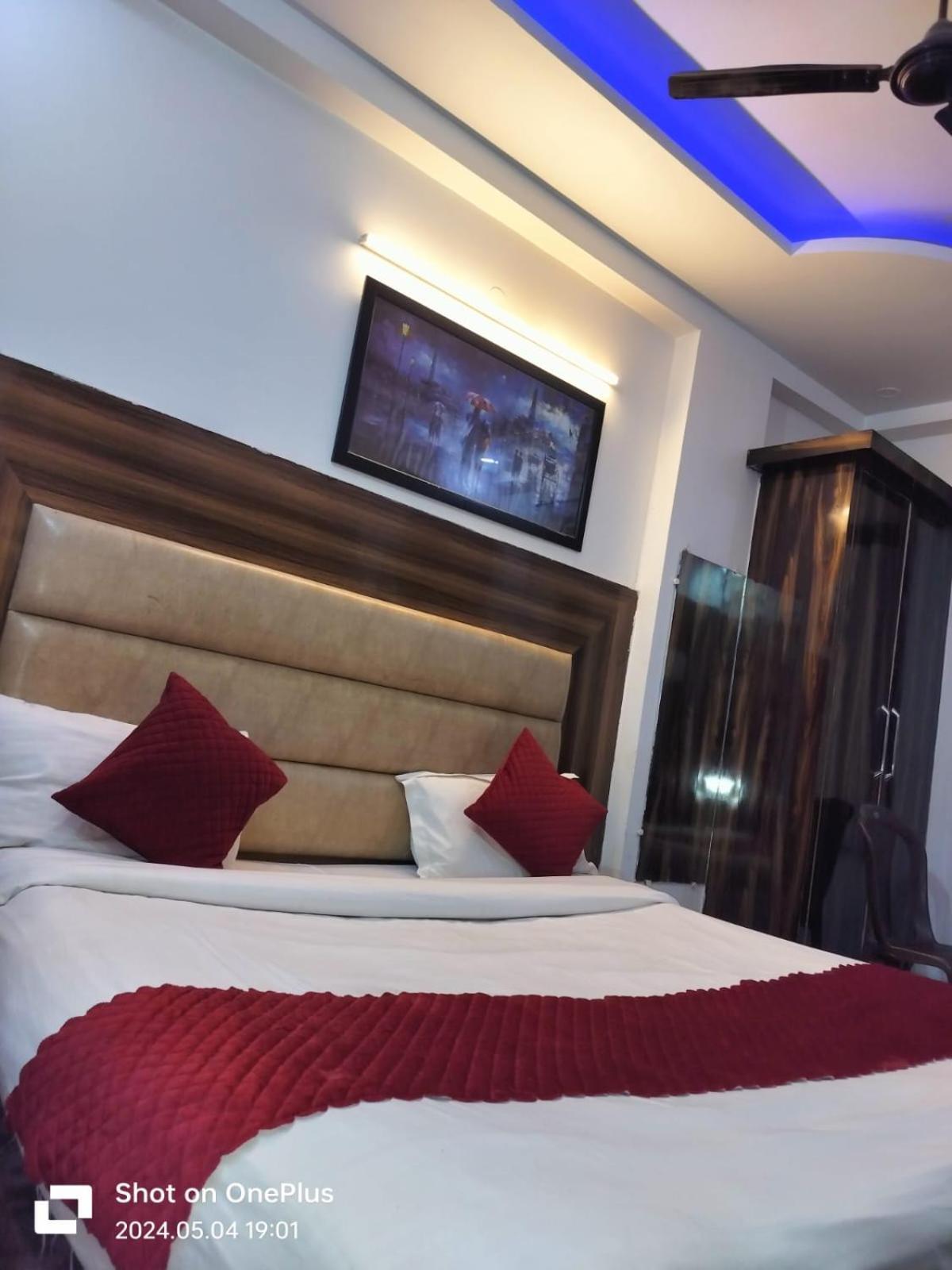 Hotel Janvi Palace Дели Экстерьер фото