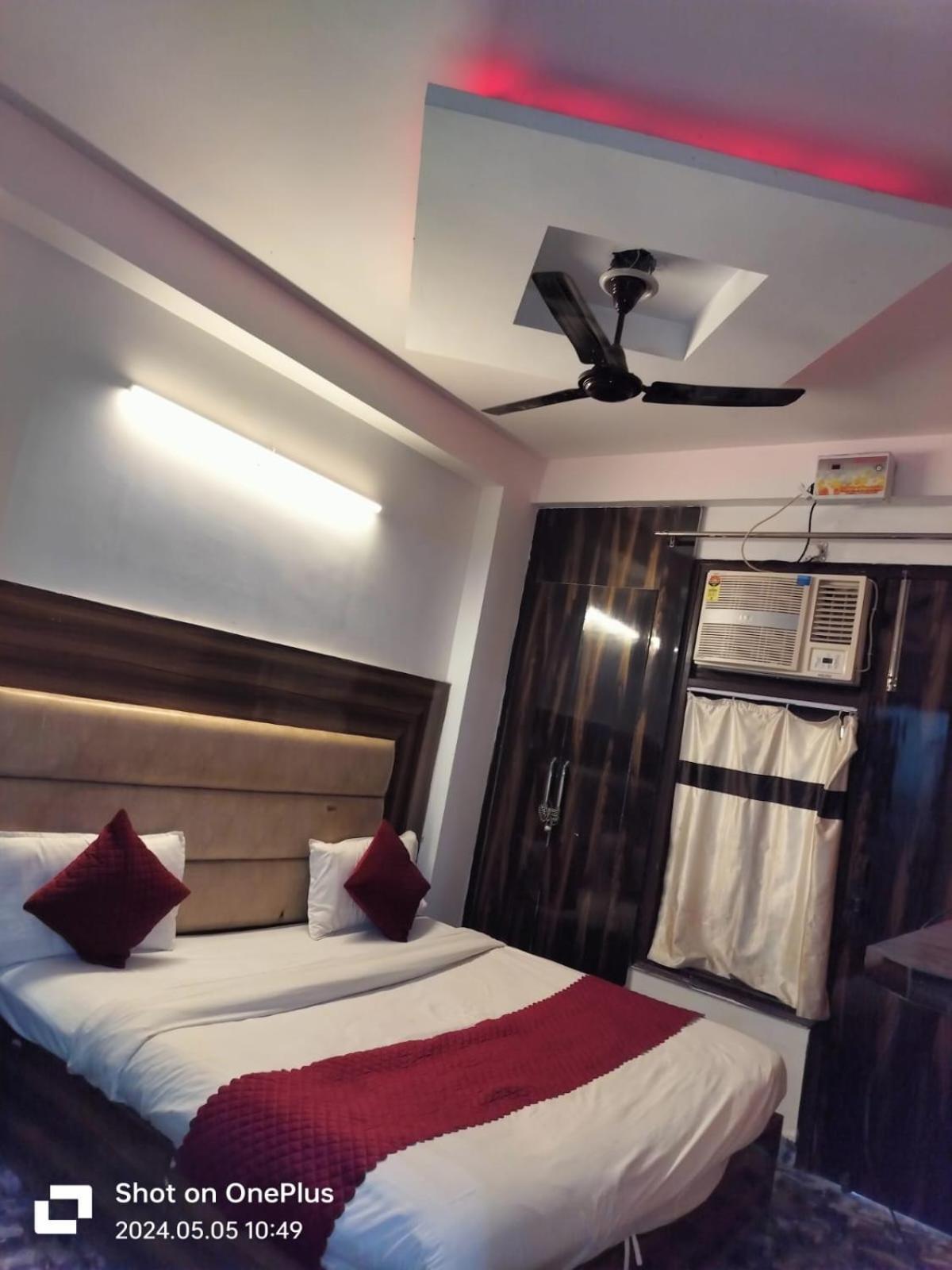 Hotel Janvi Palace Дели Экстерьер фото
