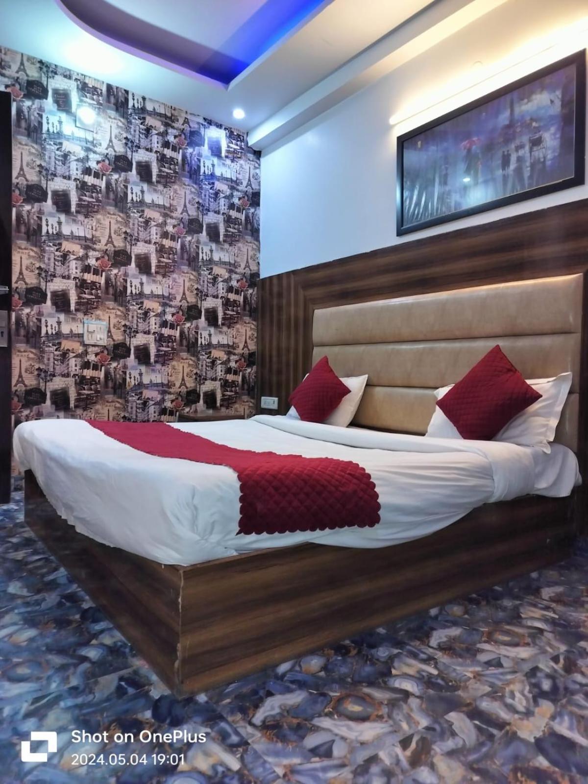 Hotel Janvi Palace Дели Экстерьер фото