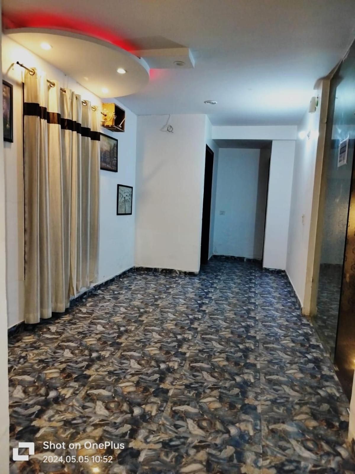 Hotel Janvi Palace Дели Экстерьер фото
